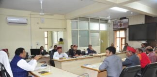 अधिकारियों को समयबद्ध रूप से सभी कार्य पूर्ण करने के स्पष्ट निर्देश