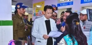 कुमाऊं आयुक्त ने किया जिला चिकित्सालय का निरीक्षण स्वास्थ्य सेवाओं की गुणवत्ता और पारदर्शिता पर विशेष जोर