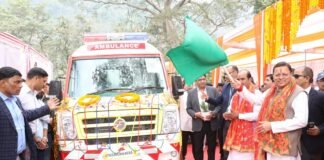 मुख्यमंत्री ने सीएसआर मद से प्राप्त दो वाहनों को हरी झंडी दिखाकर किया रवाना