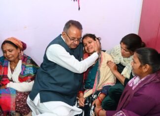 दुर्घटना में मृत युवक के परिजनों से मिले कैबिनेट मंत्री गणेश जोशी, हर संभव सहायता का दिया भरोसा
