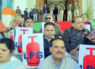 बजट सत्र का पांचवा दिन : एलपीजी गैस को लेकर कांग्रेस विधायकों का धरना