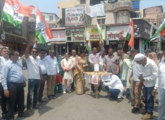 अव्यवस्था को लेकर कांग्रेस ने किया प्रदर्शन, मुख्यमंत्री का किया पुतला दहन